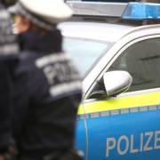 Ein älterer Mann hat im Rewe-Markt in Weißenhorn Schüler beschimpft und einen der Buben mit einem Faustschlag getroffen. 