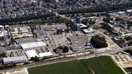 Riesige Parkplatzflächen dominieren den Gersthofer Hery-Park. Dies will ein Investor ändern. Pläne dazu stellte er dem Stadtrat in nicht öffentlicher Sitzung vor. 
