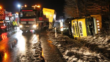 Ein Lkw rutscht am Freitagmorgen auf einer schneeglatten B466 in den Graben. 