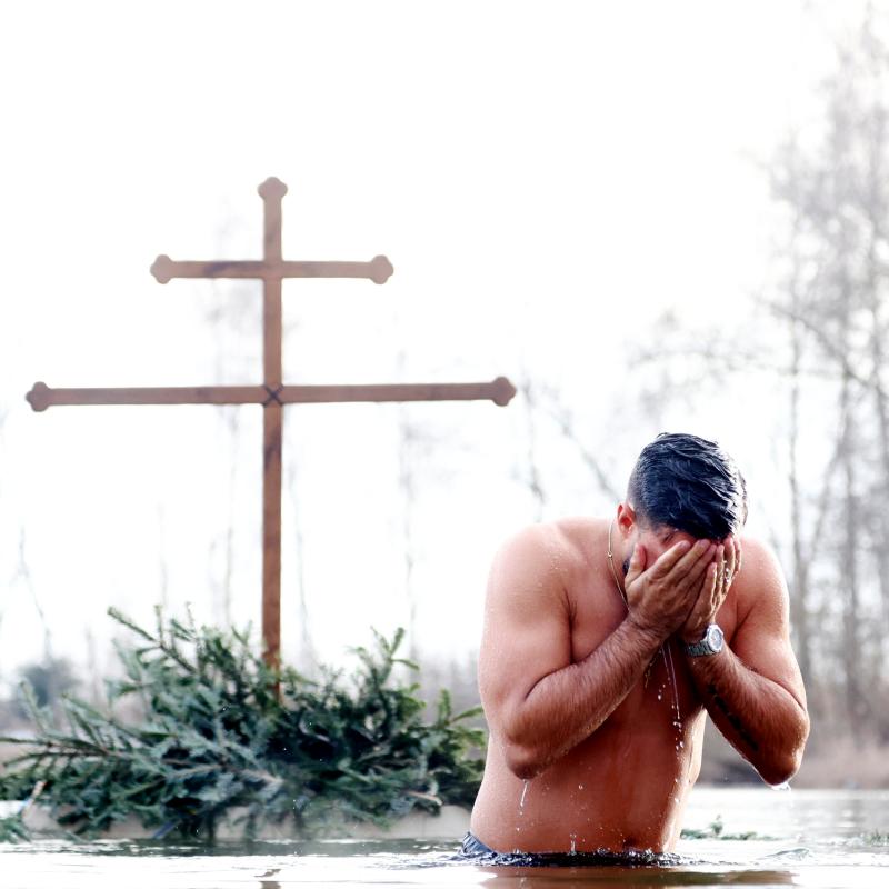 Erbach - Eisbaden der russischen Gemeinde Russlands orthodoxe Christen feiern am 19. Januar den Dreikönigstag als Fest der Taufe Jesu - russisch orthodox - Fest der Epiphanie - Eisbad