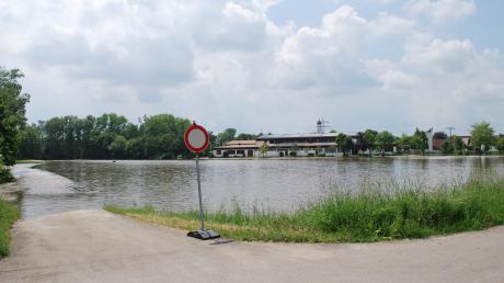 Beim Hochwasser vom Juni 2013 wurde der Kötzbach zum reißenden Gewässer und die Flächen bei Günzhalle, Schule und Tennishalle waren wie ein See. Die scheinbare Idylle war durchaus gefährlich. 