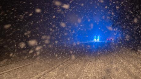 Die Polizei warnt Autofahrer, bei winterlichen Straßenverhältnissen  ihre Fhrweise anzupassen, um Unfälle zu vermeiden.