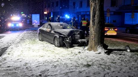 Bei einem Verkehrsunfall in Neu-Ulm ist eine Frau schwer verletzt worden.