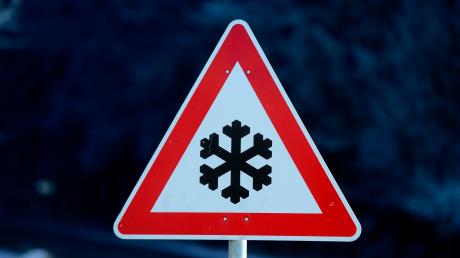 Wegen eines plötzlichen Wintereinbruchs kam es am Mittwoch zu einem Unfall bei Horgau, berichtet die Polizei. 