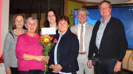 Bürgermeister Rudolf Schneider (Zweiter von rechts) würdigte das Engagement der Nachbarschaftshelfer
(von links) Dr. Astrid Stein, Linda Wasiliu, Viktoria Hadersdorfer sowie Doris und Dieter Münchow.
