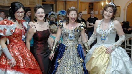 Die Stimmung bei ehemaligen Finndonia-Prinzessinnen war beim Jubiläumsball hervorragend. Die prächtigen Kleider passen noch immer wie angegossen. 