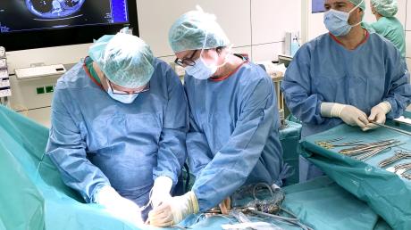 Paul Swatek, Sektionsleiter Thoraxchirurgie, und Professor Markus Rentsch, Direktor der Klinik für Allgemein-, Viszeral- und Thoraxchirurgie, setzen den Schnitt für den minimalinvasiven Eingriff (rechts OP-Pfleger Florin Mechiu).