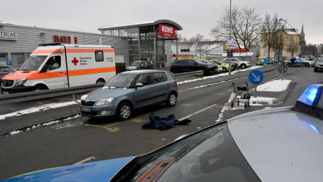 Vor dem Rewe-Supermarkt in der Wielandstraße in Ulm hat sich ein tödlicher Unfall ereignet.
