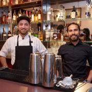 Martin Bustos (links, Küche) und Mauricio Tercero (Service) haben in der Dießener Kinowelt die "Del Sur Restobar" eröffnet.