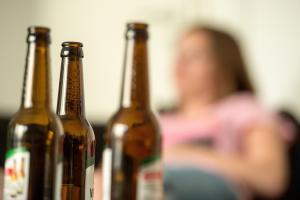 Als alkoholabhängig gelten fast zwei Millionen Deutsche. Doch die Dunkelziffer ist viel höher, denn Alkoholmissbrauch findet oft im Verborgenen statt.