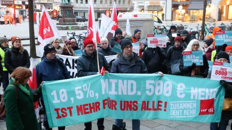 Beschäftigte im Öffentlichen Dienst demonstrieren mit einem Verdi-Transparent mit der Aufschrift "10,5 %, Mind. 500 € mehr – Ist mehr für uns Alle".