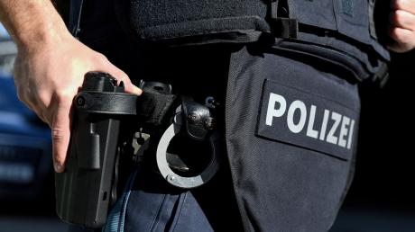 In Günzburg mussten Spezialkräfte der Polizei eine Frau aus einer Wohnung holen. Sie bedrohte zuvor mehrere Personen. 