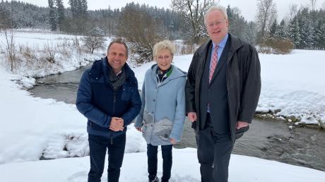 Umweltminister Thorsten Glauber mit Marlene Preißinger und Bernhard Pohl an der renaturierten Mindel