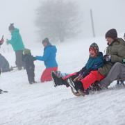 Kinder und Eltern im Kreis Augsburg haben ihren Spaß am Schlittenfahren, doch die Schneedecke wird immer dünner. 