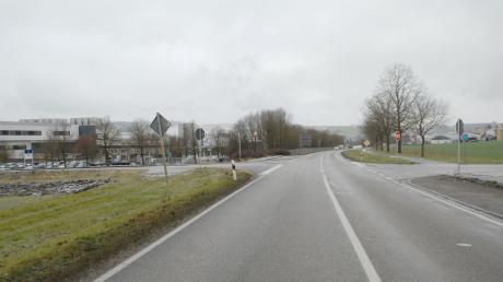 An der Kreuzung der Staatsstraße 2221 mit der Zufahrt zur Molkerei Gropper und der Abzweigung nach Buggenhofen soll ein großer Kreisverkehr gebaut werden.   