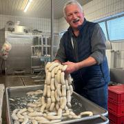Peter Neumeier und seine Familie bieten seit fast 40 Jahren ein Weißwurstfrühstück in Baindlkirch bei Ried an. 