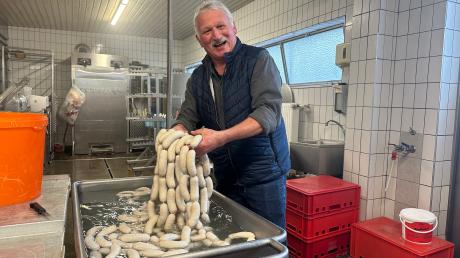 Peter Neumeier und seine Familie bieten seit fast 40 Jahren ein Weißwurstfrühstück in Baindlkirch bei Ried an. 