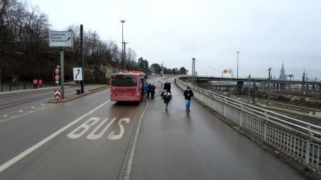 Diese Verbindungsrampe zur Wallstraßenbrücke ist stark beschädigt, sie wird ab Februar für schwere Fahrzeuge gesperrt. Das trifft vor allem Busfahrgäste.