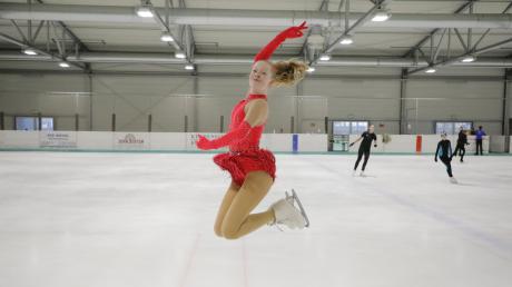 Emilia Burgardt aus Merching gehört zu den besten Eiskunstläuferinnen Bayern. 