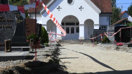 2021 wurden die Wege behindertengerecht ausgebaut. Nun nimmt Zusmarshausen die Trauerhalle ins Visier. 