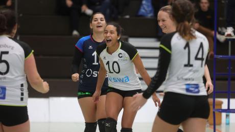 Zehn Jahre spielen die Volleyballerinnen der DJK Augsburg-Hochzoll (Mitte Jaqueline Hall) nun schon erfolgreich in der Dritten Liga. Das soll gebührend gefeiert werden. 