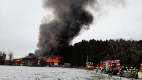 Derzeit versucht die Feuerwehr einen Brand in Osterberg zu löschen.