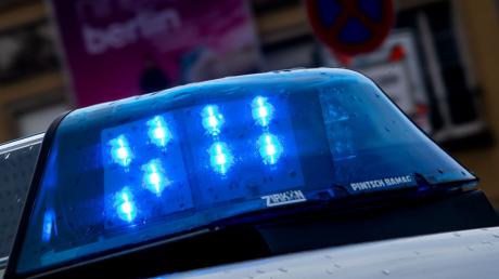 Die Polizei Friedberg bittet um hinweise, nachdem es in Merching zu einem Kennzeichendiebstahl kam.
