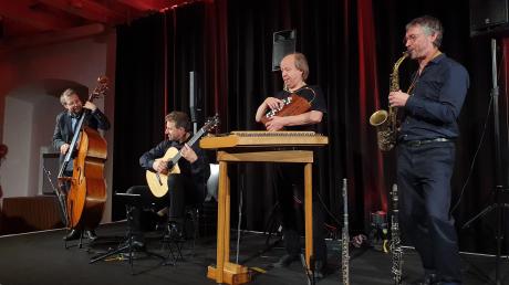 Rudi Zapf (Zweiter von rechts) präsentiert mit dem Quartett Rudi Zapf & Zapf'nstreich das Programm "Weltwärts" in Königsbrunn.
