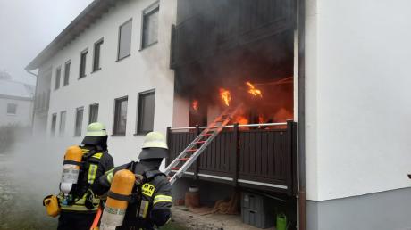 Die 89-Jährige Bewohnerin ist bei dem Zimmerbrand in einem Mehrfamilienhaus mitten in Steppach ums Lebens gekommen.