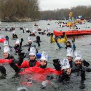 Knapp 1200 Schwimmer „füllten“ am Samstag die Donau. Die Bad Aiblinger (Bild) sind seit Jahrzehnten mit bester Stimmung dabei.