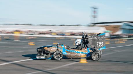 Die vollelektronischen Fahrzeuge des Running Snail Racing Teams starten im Rahmen der Formula Student Germany auf Rennstrecken in ganz Europa.