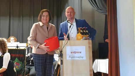 Bürgermeisterin Karin Bergdolt bedankte sich beim Neujahrsempfang bei Bezirksheimatpfleger Christoph Lang für seinen Vortrag.