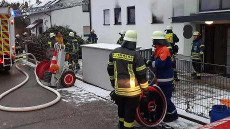 Rund 50 Männer und Frauen der Feuerwehren aus Steppach, Westheim und Neusäß waren bei dem Wohnungsbrand in Steppach im Einsatz.