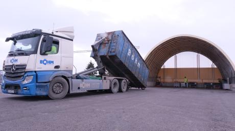 Ein Container wird auf dem Gelände des neuen Recyclinghofs abgeladen.