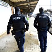 Kriminalität  Tatort Bahnhof: Wie sich die Zahl der Straftaten in Augsburg entwickelt hat , Polizei am Augsburger Hauptbahnhof, Symbolbild, Symbolfoto                                         