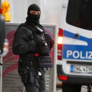 Spezialkräfte des SEK haben in Augsburg einen Jugendlichen festgenommen. Es geht um den Verdacht einer Gewalttat mit einer Machete.