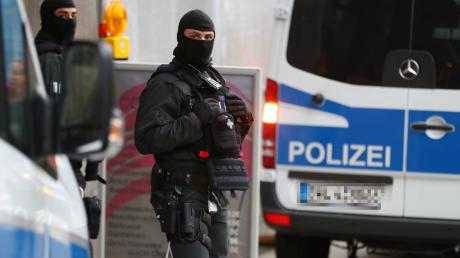 Spezialkräfte des SEK hatten im Januar in Augsburg einen Jugendlichen festgenommen. Es ging um den Verdacht einer Gewalttat mit einer Machete.