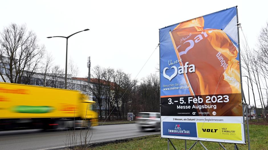 Ein gemeinsames Plakat an der Mühlhauser Straße macht Werbung für die kombinierte Messe-Veranstaltung in Augsburg. 