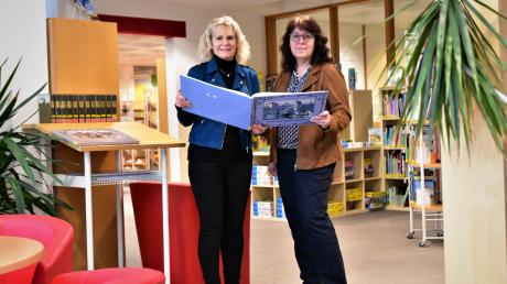 Der Wintergarten der Wehringer Bücherei bietet einen Blick auf den Wochenmarkt. Die Atmosphäre gnießen auch Büchereileiterin Elke Popp (links) und Mitarbeiterin Corina Nerlinger.