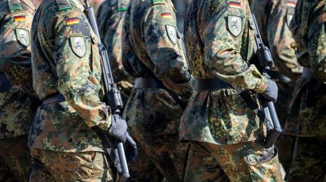 In Deutschland gibt es eine Debatte über die Wiedereinführung der Wehrpflicht. 