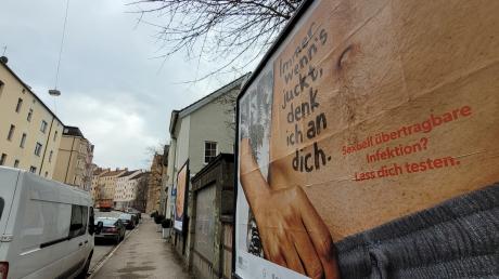 Sexuell übertragbare Krankheiten (STI) haben in den vergangenen Jahren zugenommen, gezielte Kampagnen – hier ein Plakat am Augsburger Klinkerberg – sollen gegensteuern.