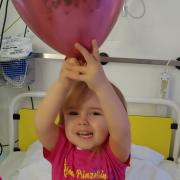 Die kleine Ida aus Mörslingen hat Leukämie und braucht dringend einen Stammzellenspender. Das Bild entstand an ihrem dritten Geburtstag - in der Kinderklinik in Ulm. 