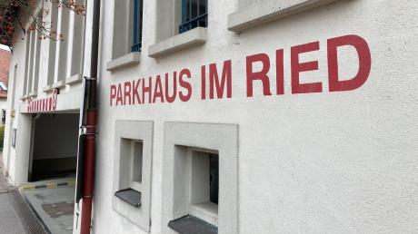 Unbekannte haben in Donauwörth im Parkhaus im Ried ein Auto beschädigt.