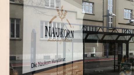 Noch immer hängt an der einstigen Naukorn-Filiale in Neu-Ulm das Schild: "Liebe Kunden, wir sind bis 15.03.2023 im Urlaub. Wir freuen uns, Sie danach wieder bei uns begrüßen zu dürfen!" Daraus wird nichts mehr.