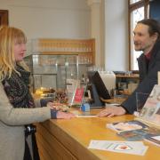 Auch am Museumssonntag muss Nadine Günther neun Euro Eintritt zahlen, wie sie eine Sonderausstellung besucht. David Hiemer verkauft ihr das Ticket.  