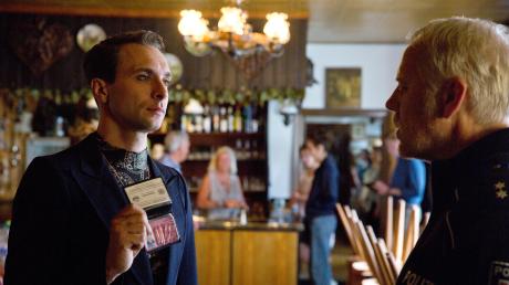 Vincent Ross (André Kaczmarczyk) ermittelt erstmals solo: Szene aus dem "Polizeiruf 110" gestern aus Brandenburg ("Der Gott des Bankrotts").