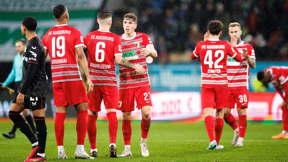 Arne Engels (Mitte) klatscht nach dem Sieg gegen Leverkusen mit Jeffrey Gouweleeuw ab.