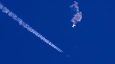 Die USA haben einen mutmaßlichen chinesischen Spionageballon mit einem Kampfjet abgeschossen. Hier schweben seine Überreste über dem Atlantischen Ozean vor der Küste South Carolinas.