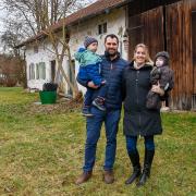 Clemens und Stephanie Wohlhüter mit ihren Söhnen Felix (links) und Lukas. Das Ehepaar möchte in Erpfting ein altes Bauernhaus abreißen und an selber Stelle einen Neubau errichten.