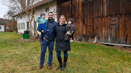 Clemens und Stephanie Wohlhüter mit ihren Söhnen Felix (links) und Lukas. Das Ehepaar möchte in Erpfting ein altes Bauernhaus abreißen und an selber Stelle einen Neubau errichten.